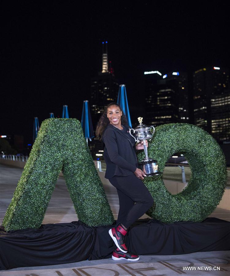 Open d'Australie : Serena Williams pose avec son trophée 
