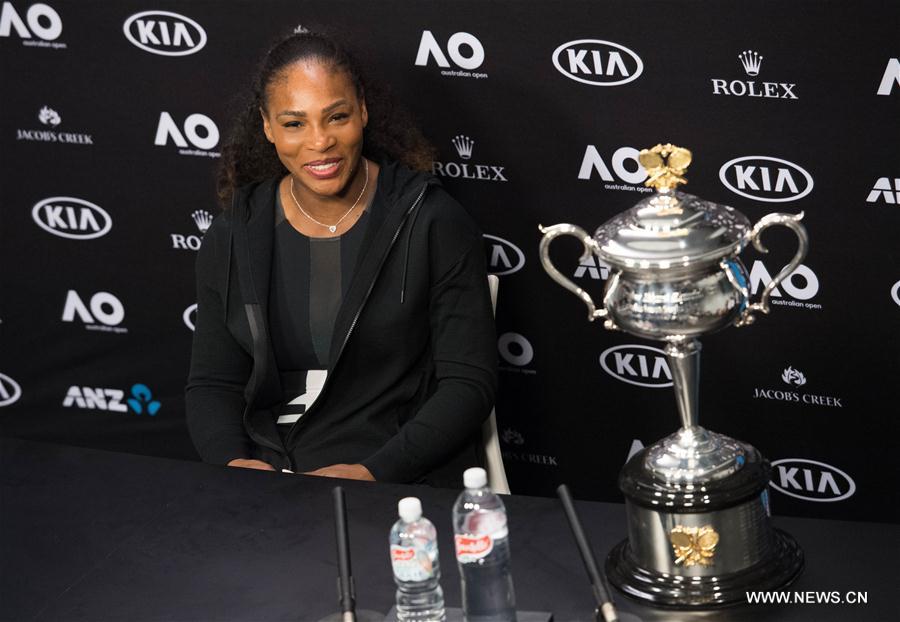 Open d'Australie : Serena Williams pose avec son trophée 