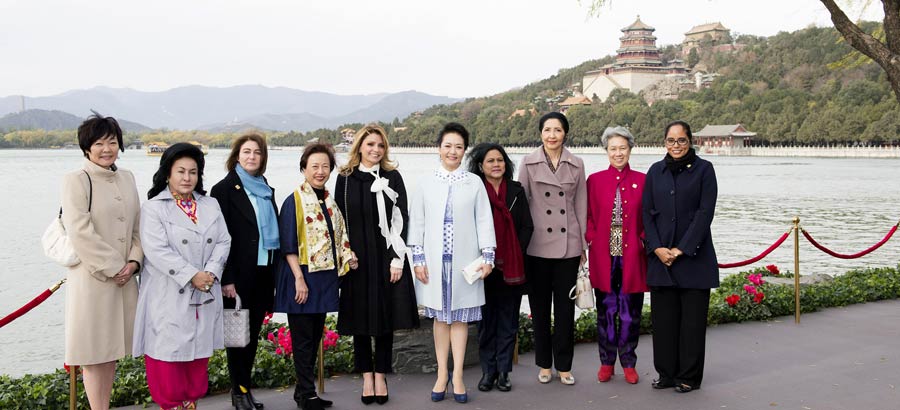 Peng Liyuan invite les épouses des dirigeants de l'APEC à visiter le Palais d'été