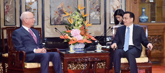 Le Premier ministre chinois rencontre le fondateur et président exécutif du FEM