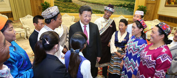 Le président chinois célèbre la Fête nationale avec des représentants des ethnies 
minoritaires