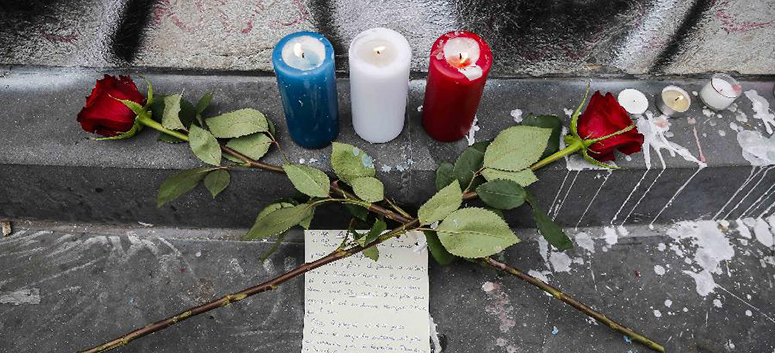 Attaques terroristes à Paris : Hollande décrète un deuil national de trois jours