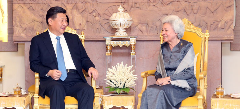 Le président chinois rend visite à la reine-mère du Cambodge pour discuter de l'amitié 
traditionnelle entre les deux pays