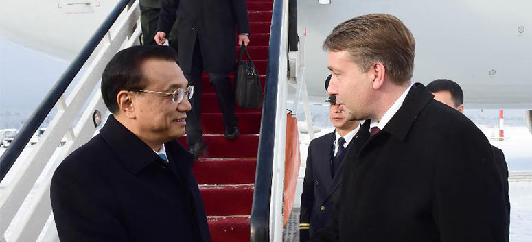 Arrivée du Premier ministre chinois en Lettonie pour une visite officielle et 
le sommet Chine-PECO