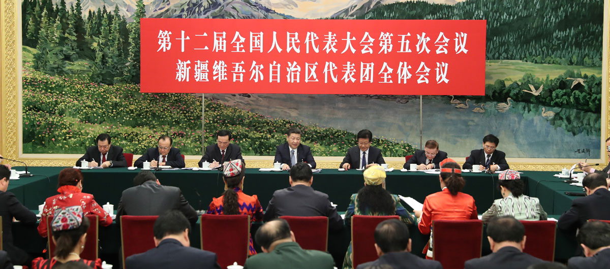 Xi Jinping appelle à établir une "Grande Muraille de fer" pour sauvegarder 
la stabilité sociale au Xinjiang