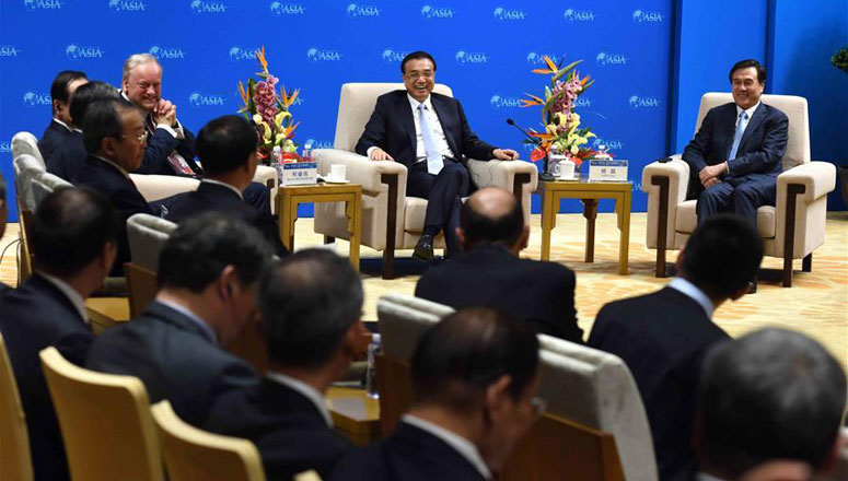 Le PM chinois souligne la coopération mondiale avec des entrepreneurs en marge du Forum de Boao pour l'Asie