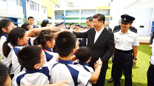 Xi Jinping appelle les jeunes hongkongais &agrave; servir Hong Kong et le pays