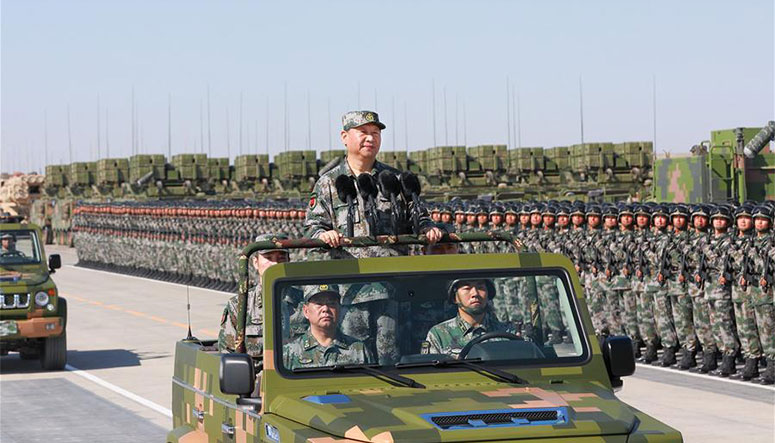 Xi Jinping passe en revue des troupes sur le terrain pour la première fois