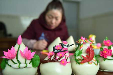 Chine : fabrication de pains à la vapeur traditionnels à l'approche de la fête du Printemps