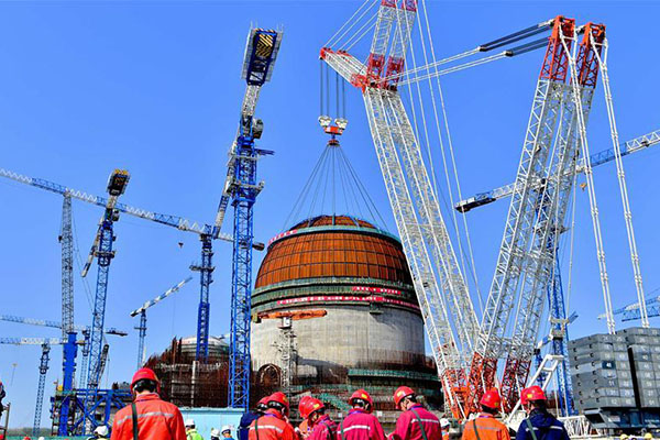 Chine : installation d'une coupole dans la centrale nucléaire de Fuqing