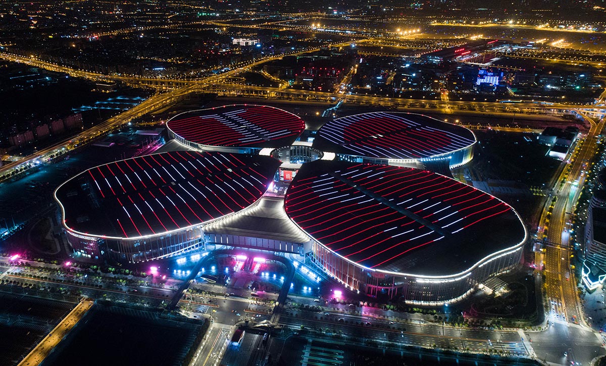 CIIE : paysage nocturne du centre national des expositions et des congrès de Shanghai
