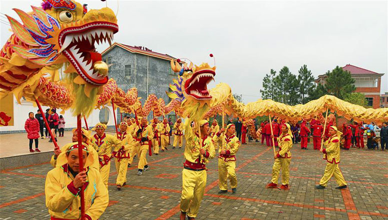 Chine: danses du dragon pour accueillir la F&ecirc;te des lanternes