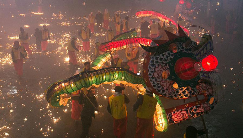 Un spectacle de danse du dragon dans le sud-ouest de la Chine