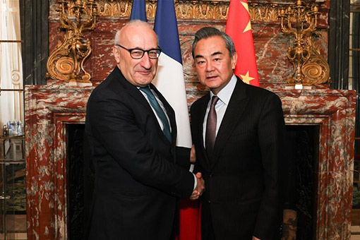 La Chine et la France prêtes à renforcer leurs relations, selon le ministre chinois des Affaires étrangères