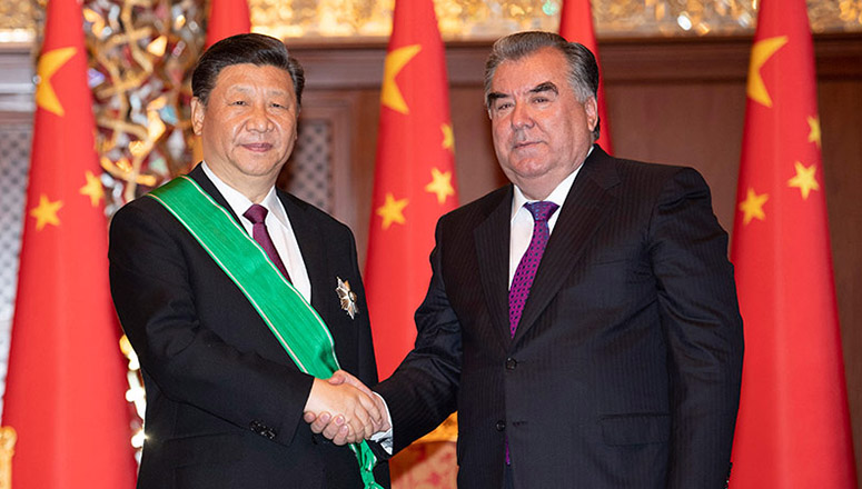 Xi Jinping est décoré de l'Ordre de la Couronne par le président tadjik