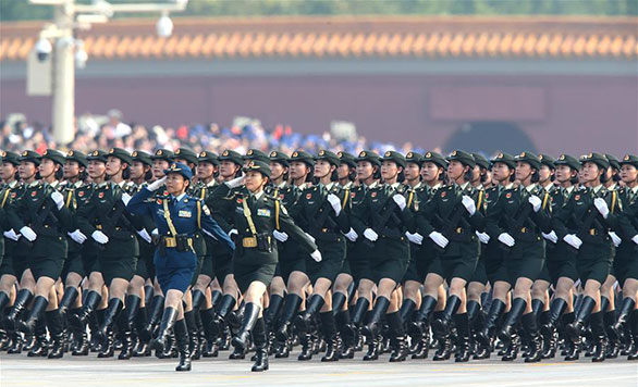Des femmes générales participent pour la première fois à un défilé militaire