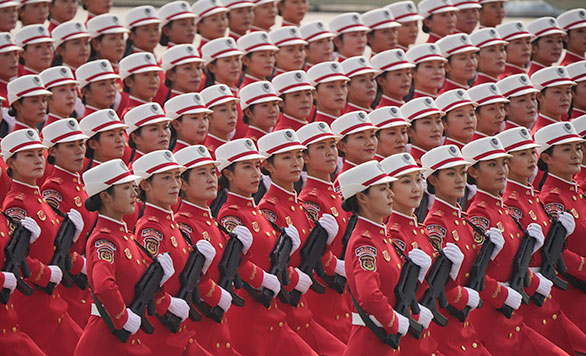 Les milices féminines participent au défilé militaire de la Fête nationale