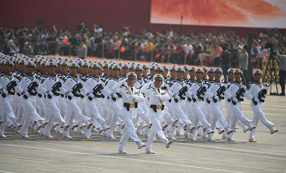 Les forces navales de l'APL impressionnent le public lors du défilé militaire de la Fête nationale