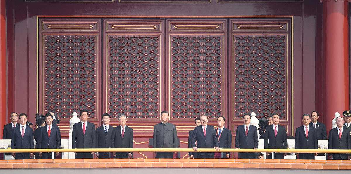 Xi Jinping monte sur la tribune de Tian'anmen pour participer aux célébrations de la Fête nationale