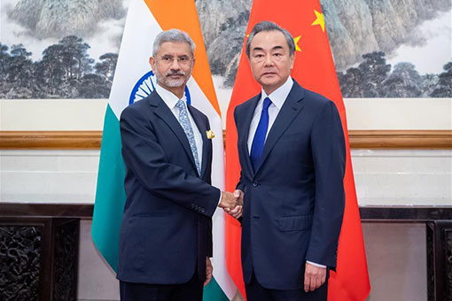 Wang Yi s'entretient avec le ministre indien des Affaires extérieures