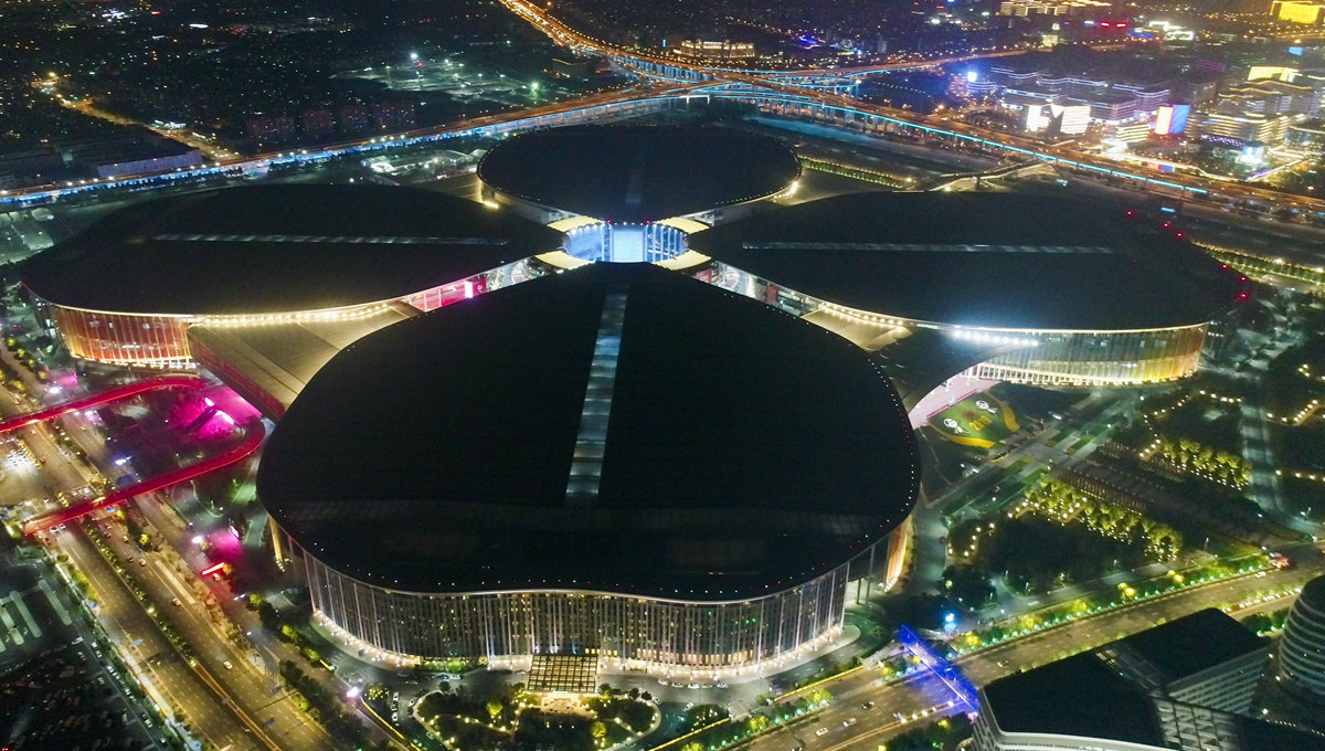 Chine: vue nocturne du Centre national des expositions et des congrès de Shanghai