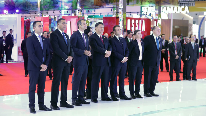 Xi Jinping et des dirigeants étrangers visitent les expositions de la CIIE