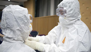 La lutte mondiale contre le COVID-19