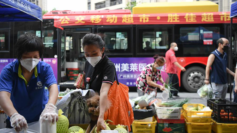 (COVID-19) Chine : les marchés mobiles facilitent les achats des habitants à Guangzhou