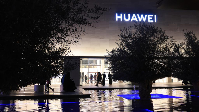 Huawei inaugure sa plus grande boutique à l'étranger à Riyad