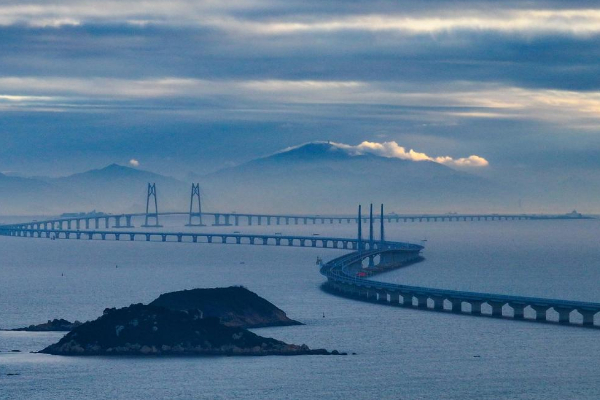 Le pont Hong Kong-Zhuhai-Macao enregistre un nombre record de passages quotidiens de véhicules