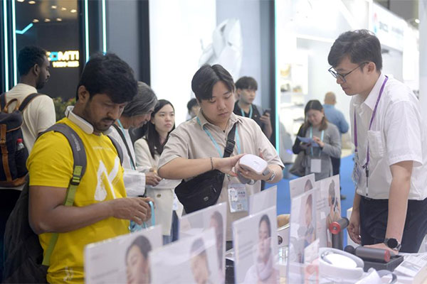 Chine : clôture de la 136e Foire de Canton, fréquentation record d'acheteurs internationaux