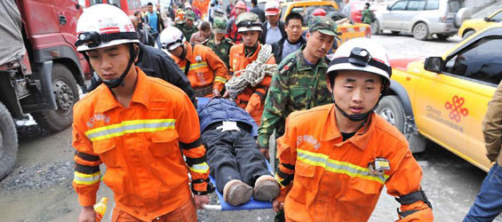 Des secouristes essaient de saisir la "période de sauvetage d'or" des 72 premières heures après le séisme pour sauver des vies
