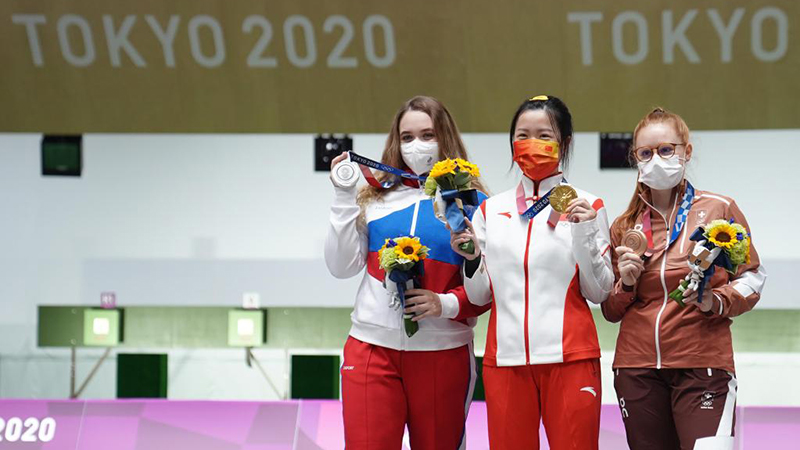 JO de Tokyo : cérémonie de remise des médailles de tir à la carabine à air 10m femmes