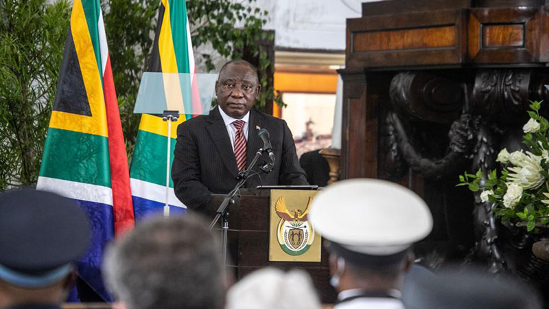 Le président sud-africain testé positif à la COVID-19