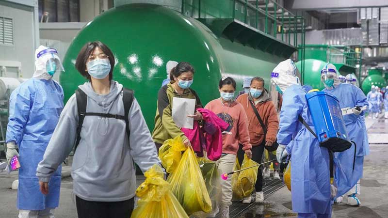 (COVID-19) Plus de 300 patients quittent le plus grand hôpital temporaire de Shanghai