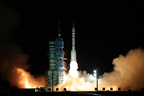 La Chine lance le vaisseau spatial inhabit&eacute; Shenzhou-8