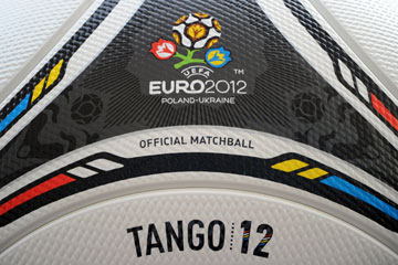 Football: le ballon officiel de l'Euro 2012 dévoilé