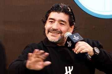 Maradona participe à des activités de charité à Shanghai