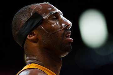 Kobe Bryant arbore un masque de protection lors du match face à Sacramento