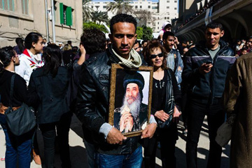Des chr&eacute;tiens coptes d'Egypte en deuil apr&egrave;s le d&eacute;c&egrave;s du patriarche Chenouda III