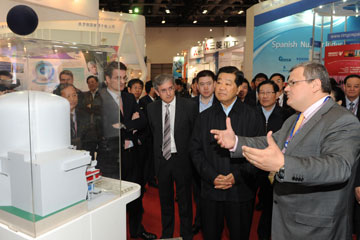 Jia Qinglin visite une exposition sur l'industrie nucl&eacute;aire