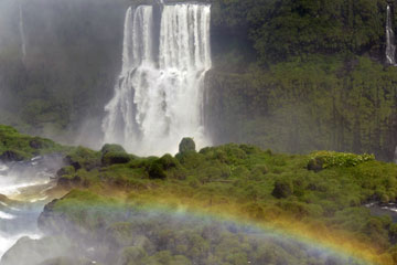 Brésil : apparition d'arcs-en ciel dans les chutes d'Iguazu