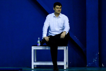 Yao Ming voit l'entraînement de l'équipe chinoise de basket pour les JO de Londres