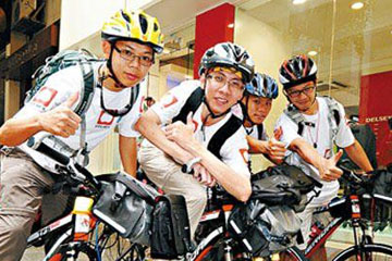 Jeunes cyclistes de Hong Kong : voyage de rêve à bicyclette à Paris