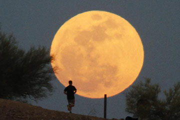 En image : "Super Lune" observée dans le monde