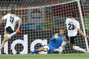 Euro 2012: l'Allemagne domine les Pays-Bas(2-1)