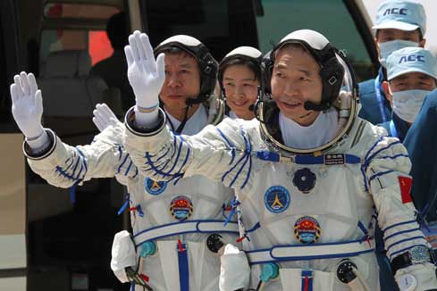 Trois astronautes monteront &agrave; bord du vaisseau spatial Shenzhou-9