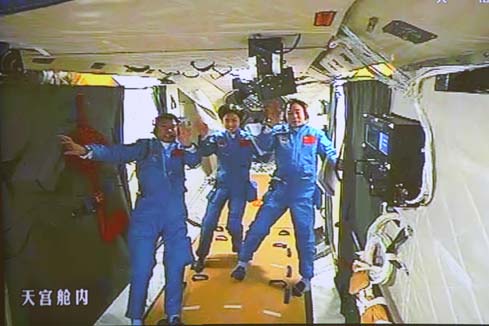 Trois Chinois entrent pour la premi&egrave;re fois dans un orbiteur spatial