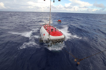 Le submersible habit&eacute; chinois Jiaolong a plong&eacute; &agrave; 6 965 m&egrave;tres