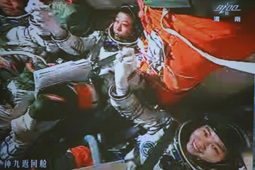 Succ&egrave;s du premier amarrage manuel de la Chine entre Shenzhou-9 et Tiangong-1